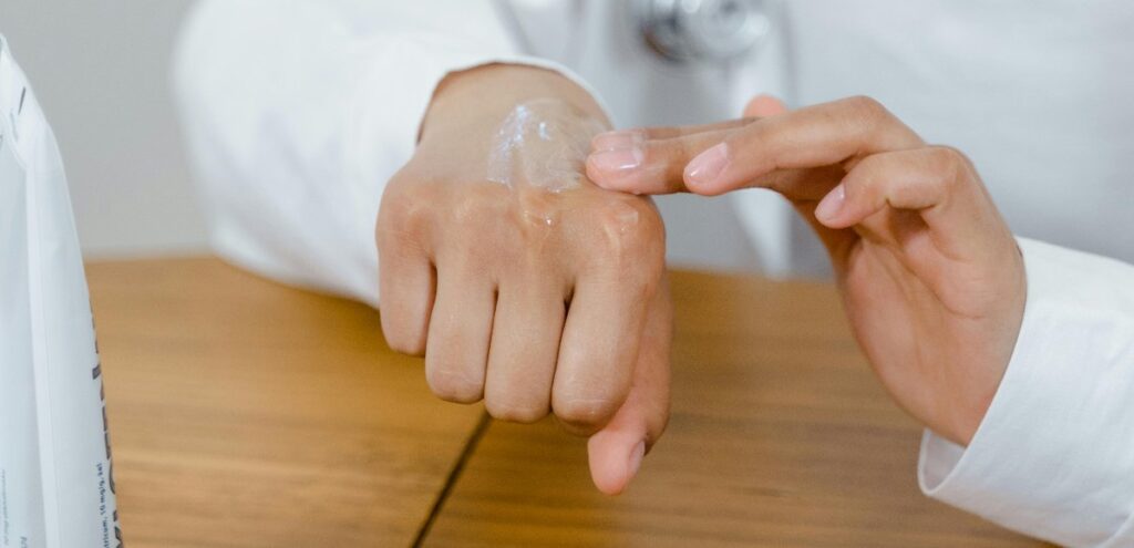Scopri cause comuni e rimedi efficaci per il rash cutaneo. Guida completa su allergie, dermatite da stress e trattamenti naturali.